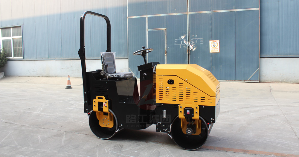 幼型压路机