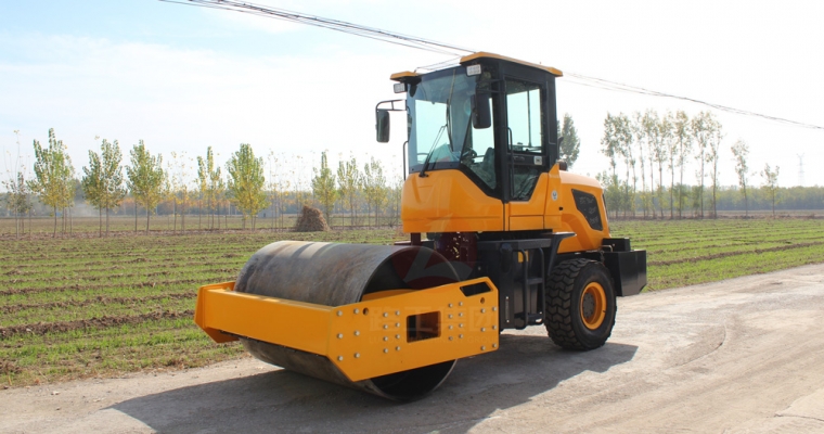 驾驶式压路机“；；；；；て琳稀薄寰部刂葡低